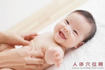 新生兒溢乳怎么辦，小兒推拿來調(diào)理！